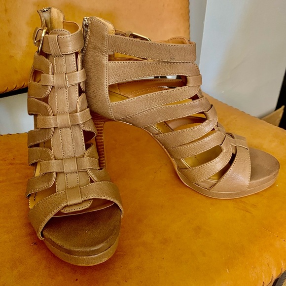 Brigadair NINE WEST Sandals w/ HEELS Size 9 Taupe Color Great Conditions - Picture 2 of 5